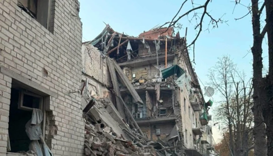 Наслідки авіаудару в центральній частині Словʼянська
