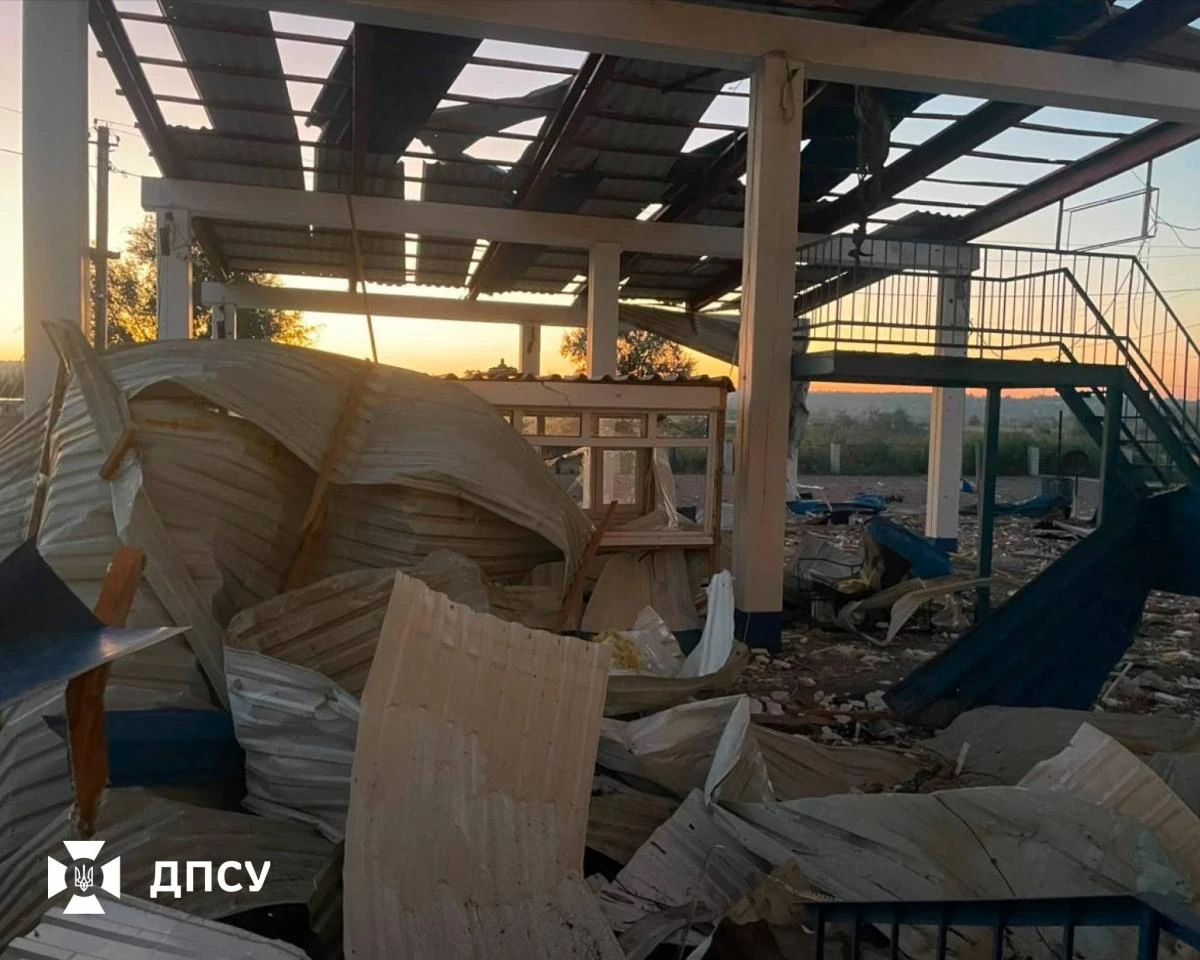 Пошкоджені будівлі та конструкції пункту пропуску Табаки на кордоні з Молдовою після нічної атаки безпілотників (фото ДПСУ).