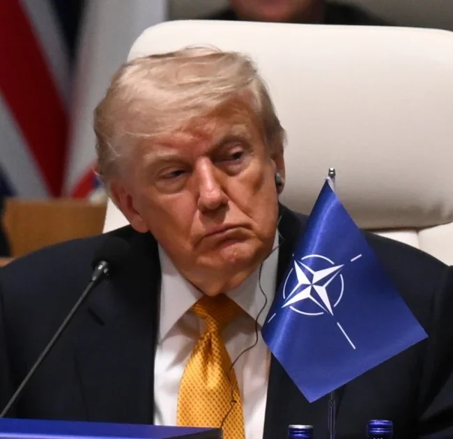 Президент США Дональд Трамп під час підписання законопроєкту про санкції проти РФ та Ірану