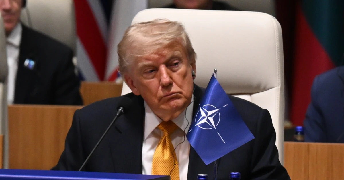 Президент США Дональд Трамп під час підписання законопроєкту про санкції проти РФ та Ірану