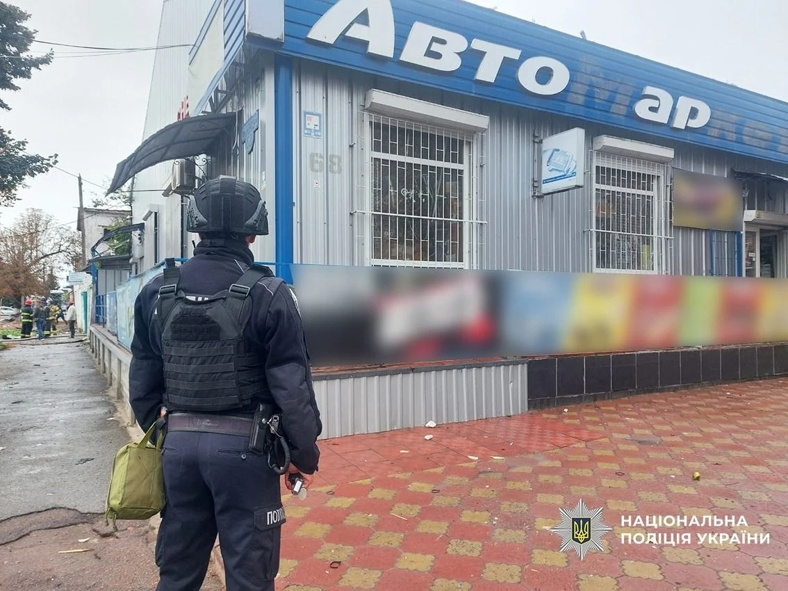 Місце удару по складських приміщеннях сільгосппідприємства у Прилуках (фото поліції Чернігівщини).
