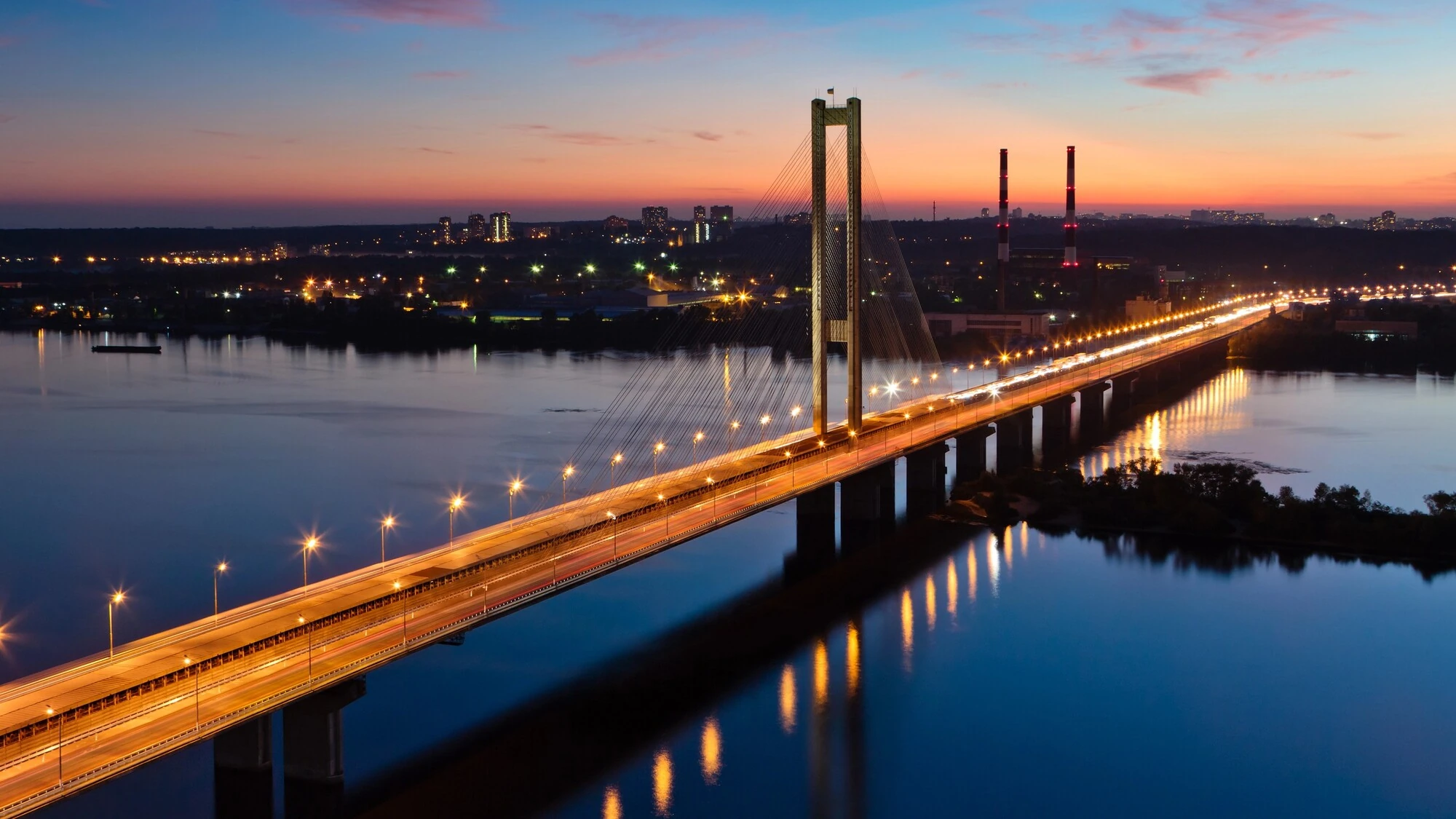 Пошкоджена опора Південного мосту в Києві після влучання безпілотника 1 жовтня